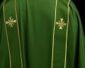 Dalmatyka liturgiczna zielona z ozdobnymi pasami i haftem złotego krzyża - KDL/285/01/53/B - HAF KDL/285/01/53/B - Dewocjonalia P.H. Jakóbczak - Katolicki sklep liturgiczny i hurtownia