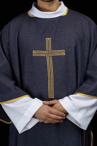 Dalmatyka liturgiczna fioletowa z haftem złotego krzyża - KDL/393/03/70/D - HAF KDL/393/03/70/D - Dewocjonalia P.H. Jakóbczak - Katolicki sklep liturgiczny i hurtownia