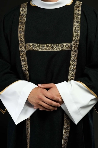 Dalmatyka liturgiczna czarna ze złotymi pasami żakardowymi - KDL/395/07/70/B - HAF KDL/395/07/70/B - Dewocjonalia P.H. Jakóbczak - Katolicki sklep liturgiczny i hurtownia
