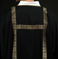 Dalmatyka liturgiczna czarna ze złotymi pasami żakardowymi - KDL/395/07/70/B - HAF KDL/395/07/70/B - Dewocjonalia P.H. Jakóbczak - Katolicki sklep liturgiczny i hurtownia