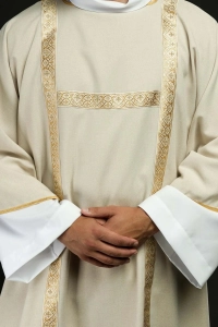 Dalmatyka liturgiczna ecru ze złotymi pasami żakardowymi - KDL/395/05/70/B