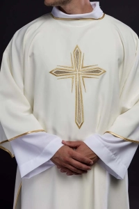 Dalmatyka liturgiczna ecru z haftem złotego krzyża - KDL/037/05/12/D