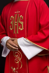Dalmatyka liturgiczna czerwona z haftowanym pasem IHS - KDL/031/02/01/A