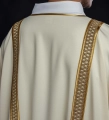 Dalmatyka liturgiczna ecru z dekoracyjnym haftem - KDL/394/05/53/B - HAF KDL/394/05/53/B - Dewocjonalia P.H. Jakóbczak - Katolicki sklep liturgiczny i hurtownia