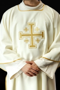 Dalmatyka liturgiczna ecru z haftem złotych krzyży - KDL/022/05/12/D