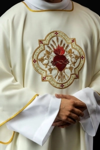 Dalmatyka liturgiczna ecru z motywem Serca Pana Jezusa i kielicha eucharystycznego - KDL/118/05/01/D