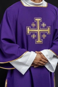 Dalmatyka liturgiczna fioletowa z haftem złotych krzyży - KDL/022/03/12/D