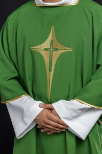 Dalmatyka liturgiczna zielona z haftem złotego krzyża - KDL/214/01/12/D