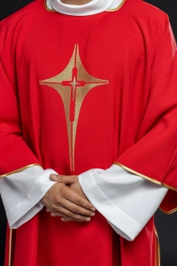 Dalmatyka liturgiczna czerwona z haftem złotego krzyża - KDL/214/02/12/D