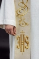 Stuła liturgiczna złota z haftem IHS - KST/031/10/37 - HAF KST/031/10/37 - Dewocjonalia P.H. Jakóbczak - Katolicki sklep liturgiczny i hurtownia