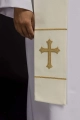 Stuła kapłańska ecru z haftem krzyża - KST/063/05/01 - HAF KST/063/05/01 - Dewocjonalia P.H. Jakóbczak - Katolicki sklep liturgiczny i hurtownia