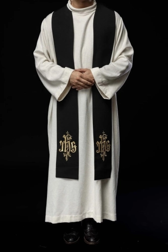 Stuła liturgiczna czarna z haftem IHS - KST/053/07/12 - HAF KST/053/07/12 - Dewocjonalia P.H. Jakóbczak - Katolicki sklep liturgiczny i hurtownia