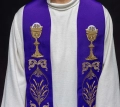 Stuła liturgiczna fioletowa z haftem IHS - KST/042/03/01 - HAF KST/042/03/01 - Dewocjonalia P.H. Jakóbczak - Katolicki sklep liturgiczny i hurtownia