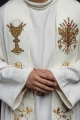 Stuła liturgiczna ecru z haftem IHS - KST/411/05/01 - HAF KST/411/05/01 - Dewocjonalia P.H. Jakóbczak - Katolicki sklep liturgiczny i hurtownia