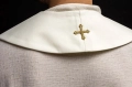 Stuła liturgiczna ecru z haftem IHS - KST/042/05/01 - HAF KST/042/05/01 - Dewocjonalia P.H. Jakóbczak - Katolicki sklep liturgiczny i hurtownia