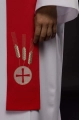Stuła kapłańska czerwona z haftem eucharystycznym - KST/009/02/01 - HAF KST/009/02/01 - Dewocjonalia P.H. Jakóbczak - Katolicki sklep liturgiczny i hurtownia