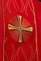 Czerwony ornat z haftowanym krzyżem - KOR/277/02/53 - HAF KOR/277/02/53 - Dewocjonalia P.H. Jakóbczak - Katolicki sklep liturgiczny i hurtownia