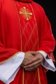 Czerwony ornat z haftowanym krzyżem - KOR/277/02/53 - HAF KOR/277/02/53 - Dewocjonalia P.H. Jakóbczak - Katolicki sklep liturgiczny i hurtownia