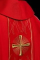 Czerwony ornat z haftowanym krzyżem - KOR/277/02/53 - HAF KOR/277/02/53 - Dewocjonalia P.H. Jakóbczak - Katolicki sklep liturgiczny i hurtownia
