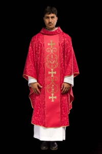 Czerwony ornat liturgiczny z haftowanym pasem - KOR/148/02/01