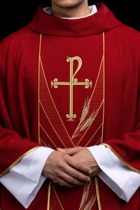 Czerwony ornat z haftowaną taśmą PAX - LE/7050/02