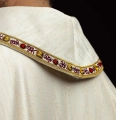Ornat ecru z haftem Najświętszego Serca Jezusa i kielicha eucharystycznego - LE/7076/05 - HAF LE/7076/05 - Dewocjonalia P.H. Jakóbczak - Katolicki sklep liturgiczny i hurtownia
