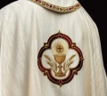 Ornat ecru z haftem Najświętszego Serca Jezusa i kielicha eucharystycznego - LE/7076/05 - HAF LE/7076/05 - Dewocjonalia P.H. Jakóbczak - Katolicki sklep liturgiczny i hurtownia