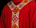 Ornat czerwony z haftowanym pasem ozdobnym - LE/7042/02 - HAF LE/7042/02 - Dewocjonalia P.H. Jakóbczak - Katolicki sklep liturgiczny i hurtownia