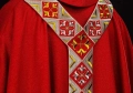 Ornat czerwony z haftowanym pasem ozdobnym - LE/7042/02 - HAF LE/7042/02 - Dewocjonalia P.H. Jakóbczak - Katolicki sklep liturgiczny i hurtownia