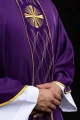 Fioletowy ornat z haftem złotego krzyża - KOR/277/03/53 - HAF KOR/277/03/53 - Dewocjonalia P.H. Jakóbczak - Katolicki sklep liturgiczny i hurtownia