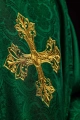 Ornat zielony z haftowanym krzyżem na tkaninie żakardowej - KOR/403/01/11 - HAF KOR/403/01/11 - Dewocjonalia P.H. Jakóbczak - Katolicki sklep liturgiczny i hurtownia