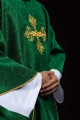 Ornat zielony z haftowanym krzyżem na tkaninie żakardowej - KOR/403/01/11 - HAF KOR/403/01/11 - Dewocjonalia P.H. Jakóbczak - Katolicki sklep liturgiczny i hurtownia