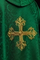 Ornat zielony z haftowanym krzyżem na tkaninie żakardowej - KOR/403/01/11 - HAF KOR/403/01/11 - Dewocjonalia P.H. Jakóbczak - Katolicki sklep liturgiczny i hurtownia