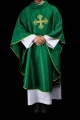 Ornat zielony z haftowanym krzyżem na tkaninie żakardowej - KOR/403/01/11 - HAF KOR/403/01/11 - Dewocjonalia P.H. Jakóbczak - Katolicki sklep liturgiczny i hurtownia