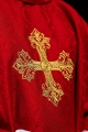 Ornat czerwony z haftowanym krzyżem na tkaninie żakardowej - KOR/403/02/11 - HAF KOR/403/02/11 - Dewocjonalia P.H. Jakóbczak - Katolicki sklep liturgiczny i hurtownia