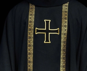 Czarny ornat liturgiczny z haftowanym krzyżem i żakardowymi pasami - KOR/975/07/70
