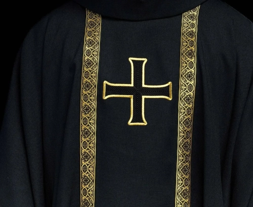 Czarny ornat liturgiczny z haftowanym krzyżem i żakardowymi pasami - KOR/975/07/70 - HAF KOR/975/07/70 - Dewocjonalia P.H. Jakóbczak - Katolicki sklep liturgiczny i hurtownia