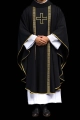 Czarny ornat liturgiczny z haftowanym krzyżem i żakardowymi pasami - KOR/975/07/70 - HAF KOR/975/07/70 - Dewocjonalia P.H. Jakóbczak - Katolicki sklep liturgiczny i hurtownia