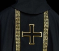 Czarny ornat liturgiczny z haftowanym krzyżem i żakardowymi pasami - KOR/975/07/70 - HAF KOR/975/07/70 - Dewocjonalia P.H. Jakóbczak - Katolicki sklep liturgiczny i hurtownia