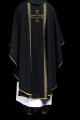 Czarny ornat liturgiczny z haftowanym krzyżem i żakardowymi pasami - KOR/975/07/70 - HAF KOR/975/07/70 - Dewocjonalia P.H. Jakóbczak - Katolicki sklep liturgiczny i hurtownia