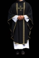Czarny ornat liturgiczny z haftowanym krzyżem i żakardowymi pasami - KOR/975/07/70 - HAF KOR/975/07/70 - Dewocjonalia P.H. Jakóbczak - Katolicki sklep liturgiczny i hurtownia