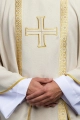 Ornat liturgiczny ecru z haftowanym krzyżem i żakardowymi pasami - KOR/975/05/70 - HAF KOR/975/05/70 - Dewocjonalia P.H. Jakóbczak - Katolicki sklep liturgiczny i hurtownia