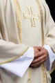 Ornat liturgiczny ecru z haftowanym krzyżem i żakardowymi pasami - KOR/975/05/70 - HAF KOR/975/05/70 - Dewocjonalia P.H. Jakóbczak - Katolicki sklep liturgiczny i hurtownia