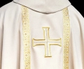 Ornat liturgiczny ecru z haftowanym krzyżem i żakardowymi pasami - KOR/975/05/70 - HAF KOR/975/05/70 - Dewocjonalia P.H. Jakóbczak - Katolicki sklep liturgiczny i hurtownia