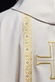 Ornat liturgiczny ecru z haftowanym krzyżem i żakardowymi pasami - KOR/975/05/70 - HAF KOR/975/05/70 - Dewocjonalia P.H. Jakóbczak - Katolicki sklep liturgiczny i hurtownia