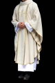 Ornat liturgiczny ecru z haftowanym krzyżem i żakardowymi pasami - KOR/975/05/70 - HAF KOR/975/05/70 - Dewocjonalia P.H. Jakóbczak - Katolicki sklep liturgiczny i hurtownia