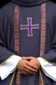 Fioletowy ornat liturgiczny z haftowanym krzyżem i żakardowymi pasami - KOR/975/03/70 - HAF KOR/975/03/70 - Dewocjonalia P.H. Jakóbczak - Katolicki sklep liturgiczny i hurtownia