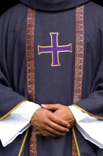 Fioletowy ornat liturgiczny z haftowanym krzyżem i żakardowymi pasami - KOR/975/03/70 - HAF KOR/975/03/70 - Dewocjonalia P.H. Jakóbczak - Katolicki sklep liturgiczny i hurtownia