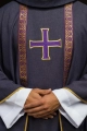 Fioletowy ornat liturgiczny z haftowanym krzyżem i żakardowymi pasami - KOR/975/03/70 - HAF KOR/975/03/70 - Dewocjonalia P.H. Jakóbczak - Katolicki sklep liturgiczny i hurtownia