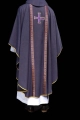 Fioletowy ornat liturgiczny z haftowanym krzyżem i żakardowymi pasami - KOR/975/03/70 - HAF KOR/975/03/70 - Dewocjonalia P.H. Jakóbczak - Katolicki sklep liturgiczny i hurtownia